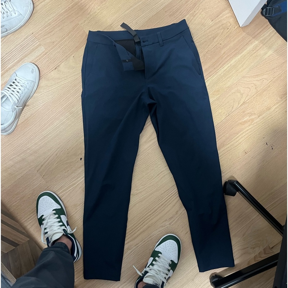 Men’s lulu pants slim 30x32 Navy Blue